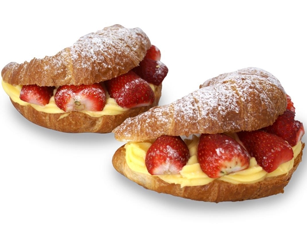 Doosje met 2 aardbeien pudding croissants